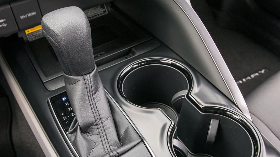 Детали интерьера Toyota Camry XSE 2017 года  (NA) (фото 54 из 55)